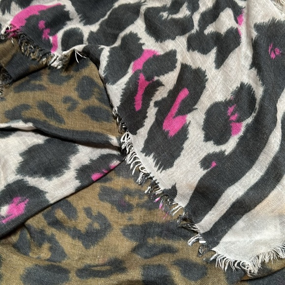Anna & Ava Animal Print Oblong Scarf - Picture 3 of 9
